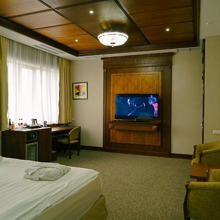 City Hotel בישקק מראה חיצוני תמונה