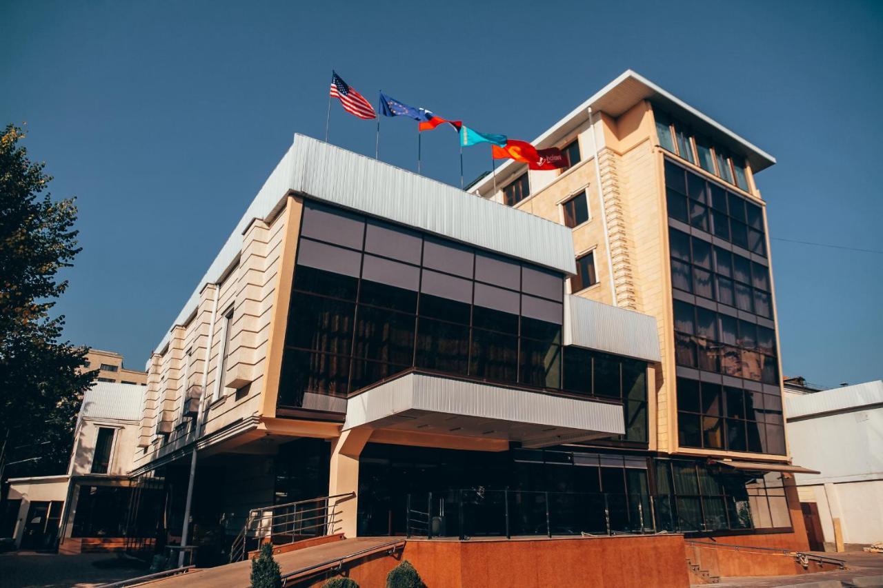 City Hotel בישקק מראה חיצוני תמונה