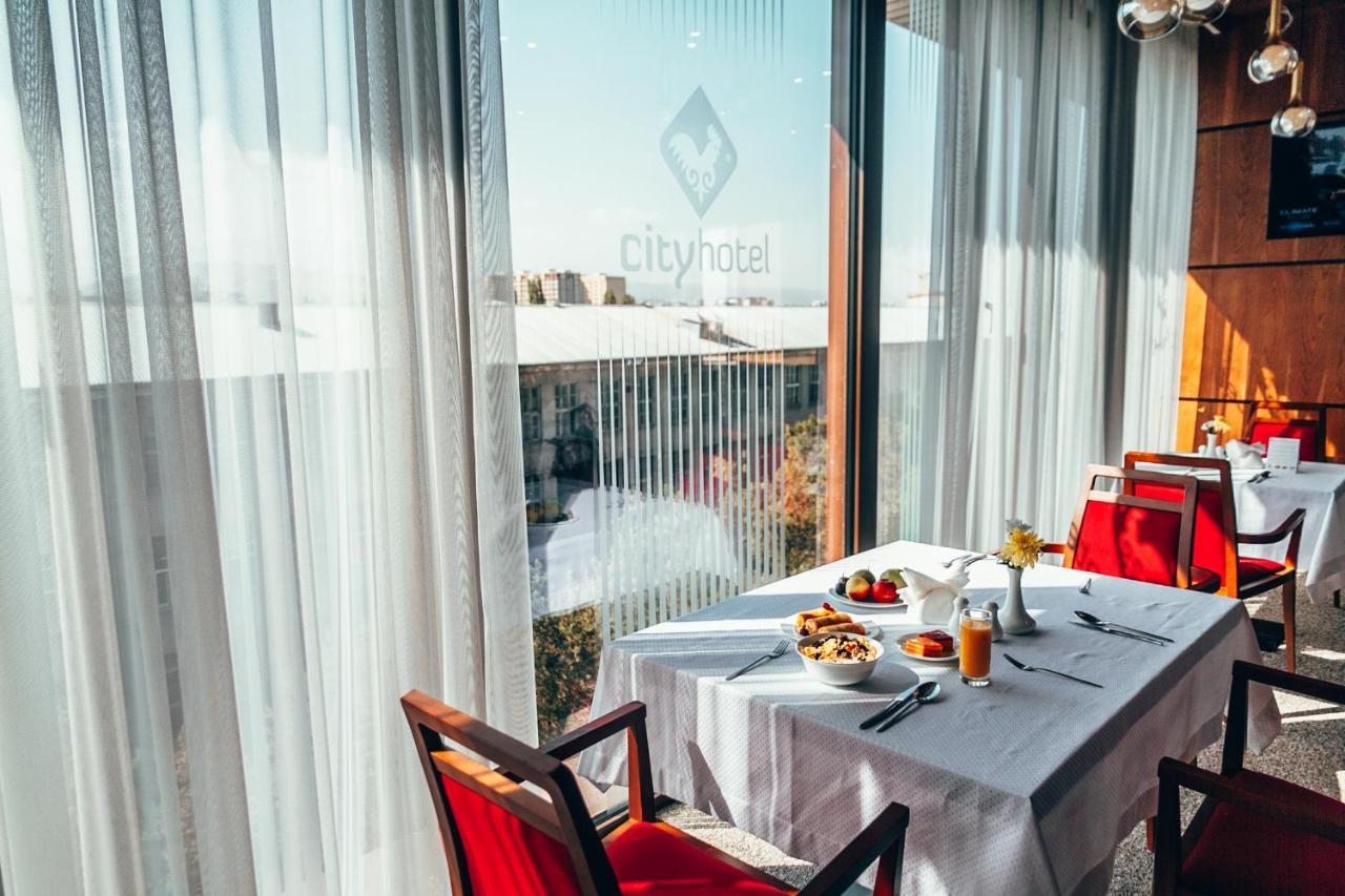 City Hotel בישקק מראה חיצוני תמונה