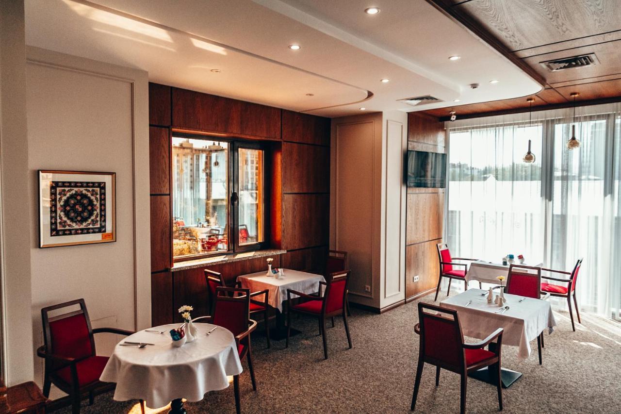 City Hotel בישקק מראה חיצוני תמונה