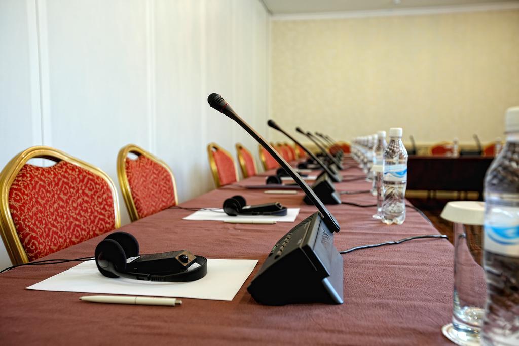City Hotel בישקק מראה חיצוני תמונה