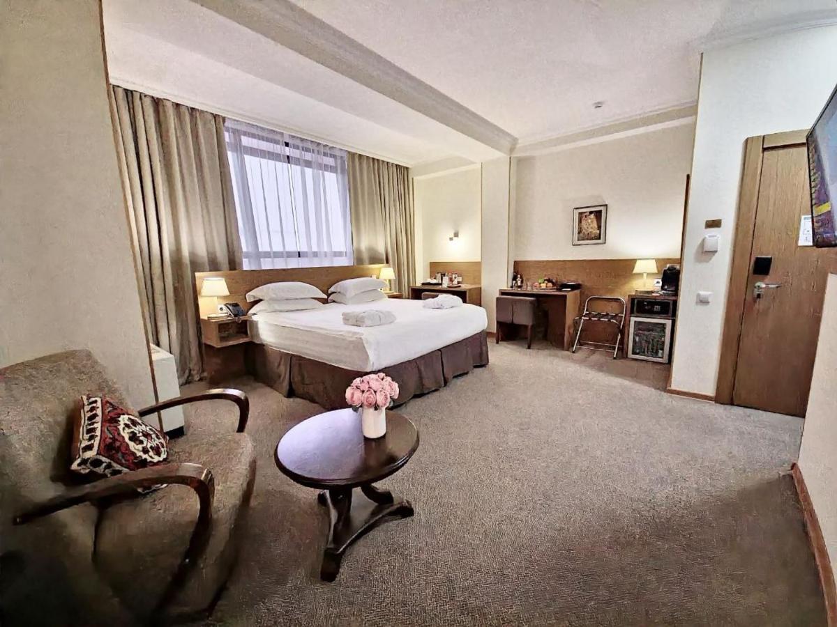 City Hotel בישקק מראה חיצוני תמונה