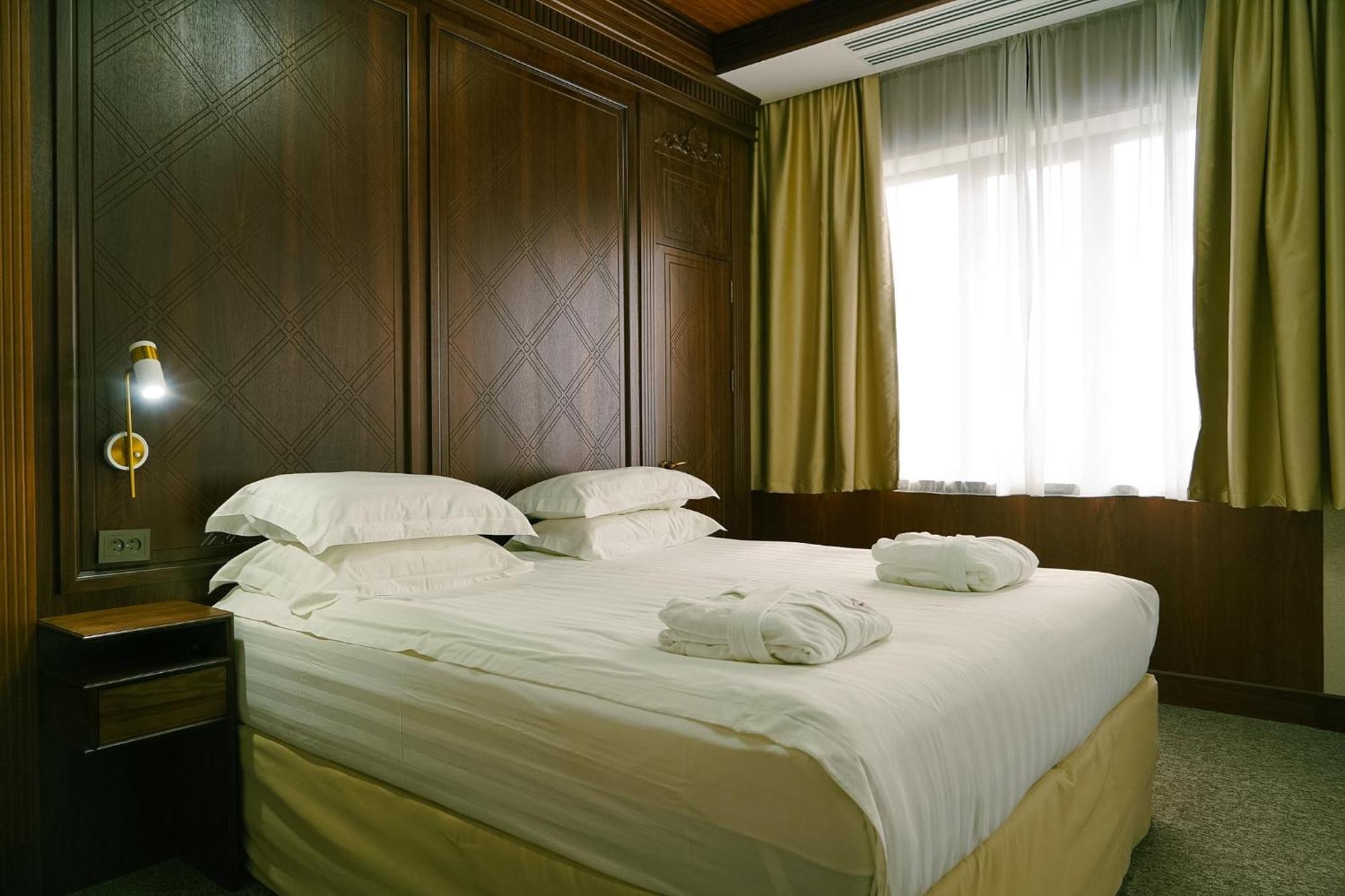 City Hotel בישקק מראה חיצוני תמונה