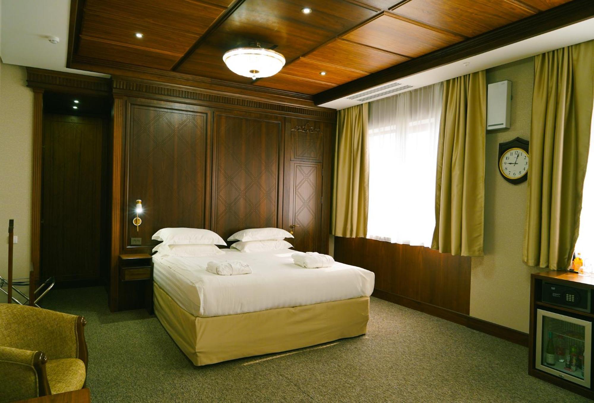 City Hotel בישקק מראה חיצוני תמונה