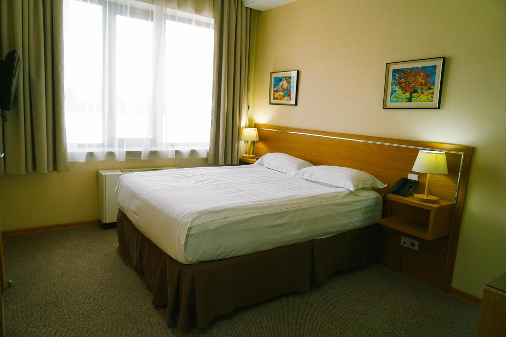 City Hotel בישקק מראה חיצוני תמונה