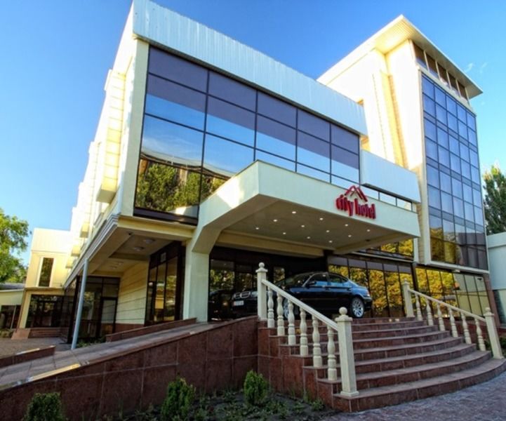 City Hotel בישקק מראה חיצוני תמונה
