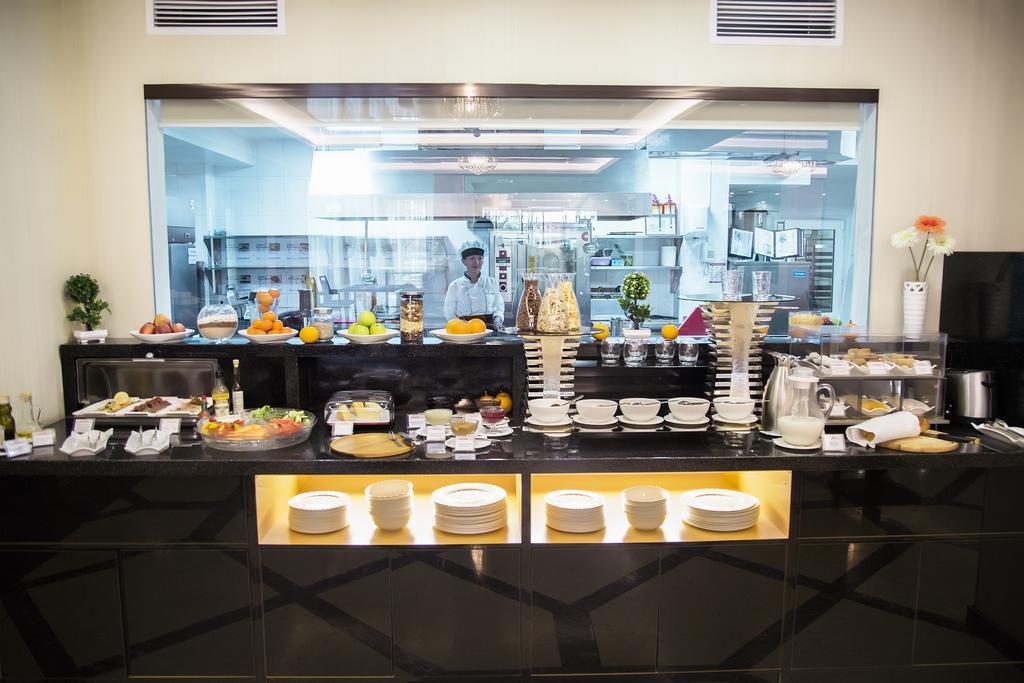 City Hotel בישקק מראה חיצוני תמונה