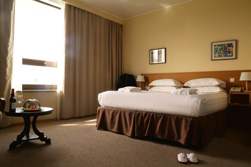 City Hotel בישקק מראה חיצוני תמונה