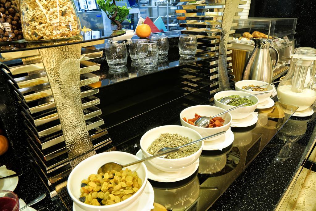 City Hotel בישקק מראה חיצוני תמונה