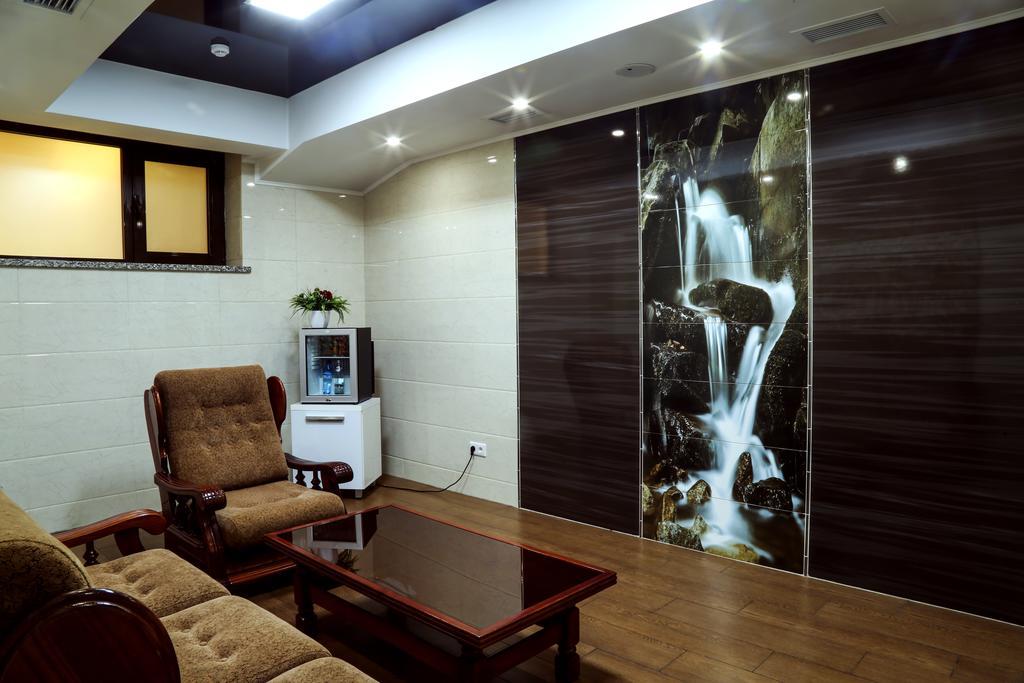 City Hotel בישקק מראה חיצוני תמונה