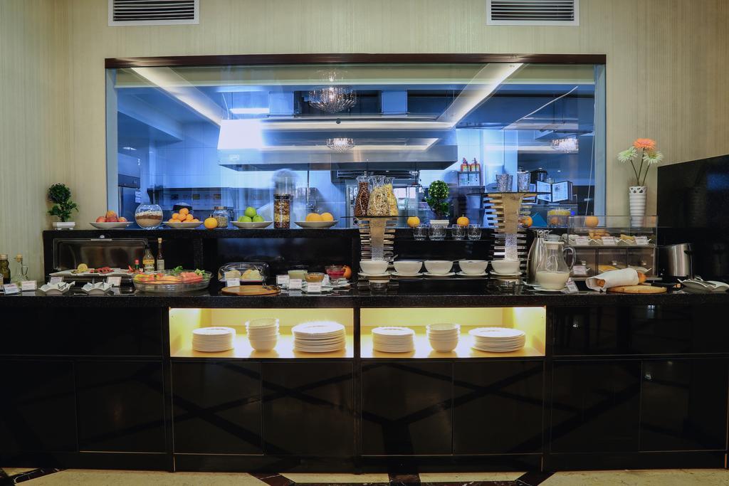 City Hotel בישקק מראה חיצוני תמונה