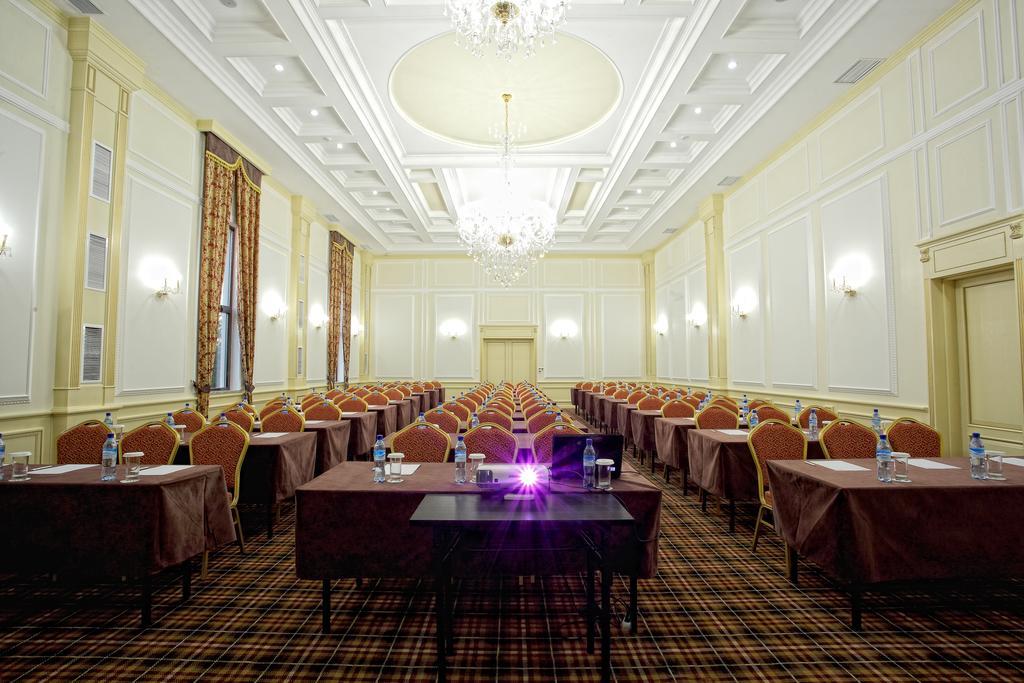 City Hotel בישקק מראה חיצוני תמונה