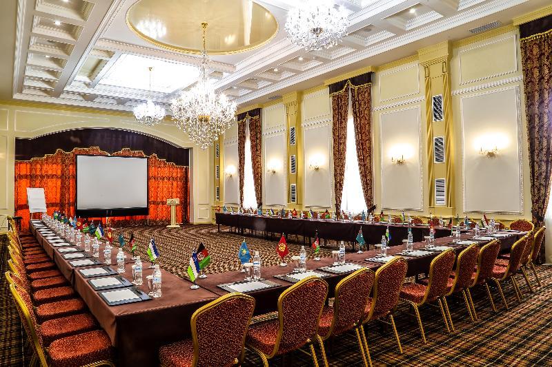 City Hotel בישקק מראה חיצוני תמונה