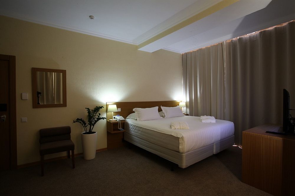 City Hotel בישקק מראה חיצוני תמונה