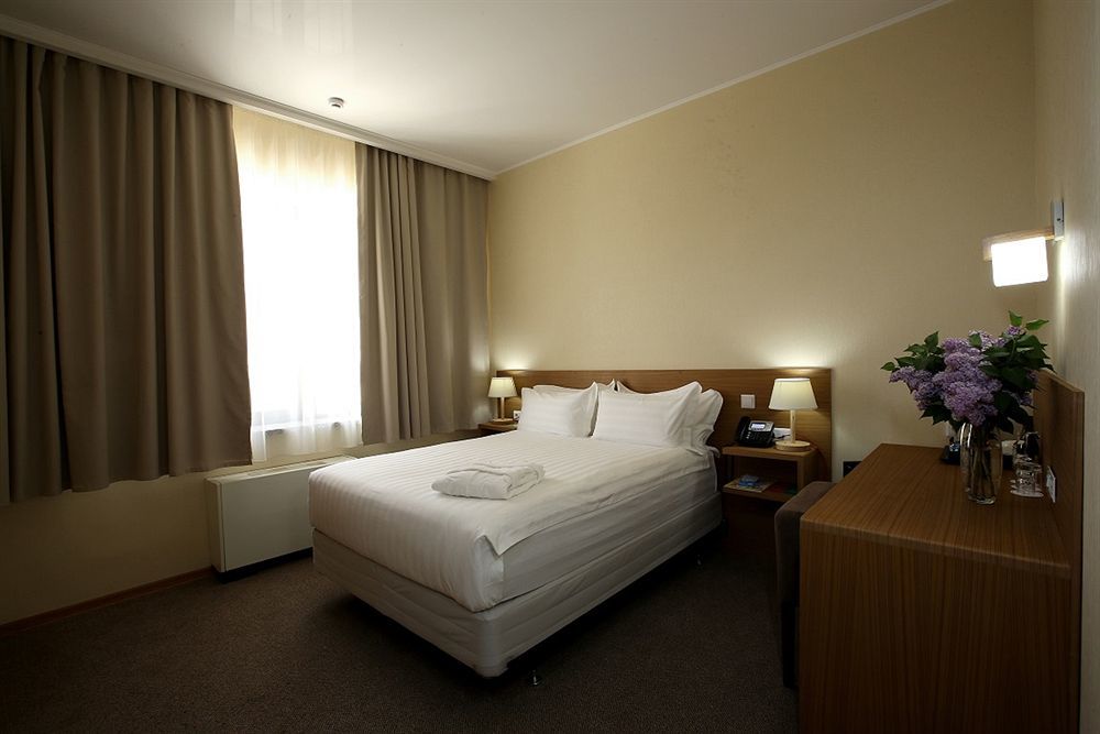 City Hotel בישקק מראה חיצוני תמונה