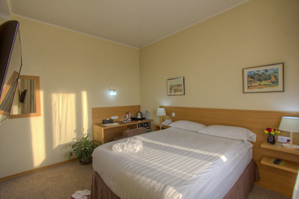 City Hotel בישקק מראה חיצוני תמונה