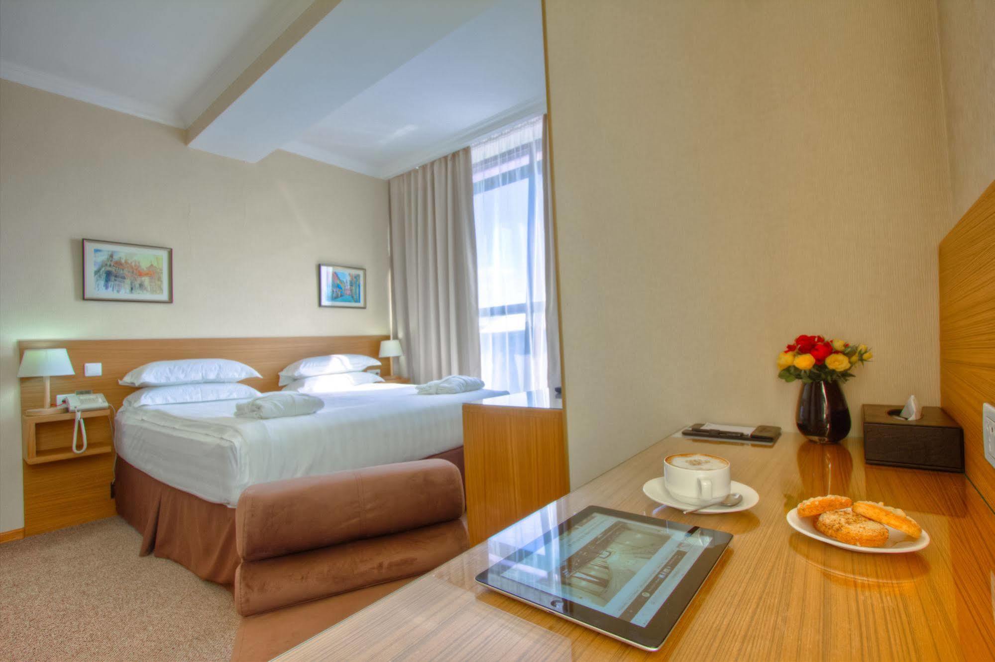 City Hotel בישקק מראה חיצוני תמונה