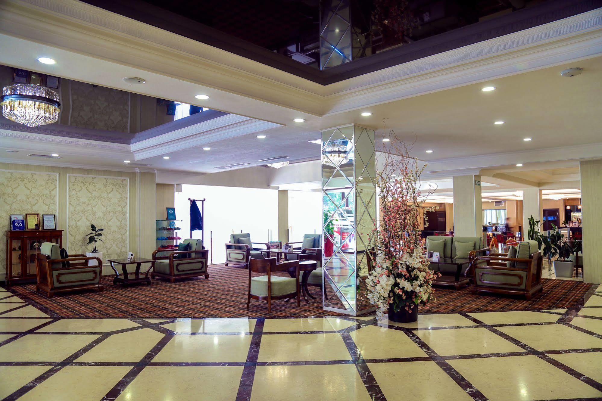 City Hotel בישקק מראה חיצוני תמונה