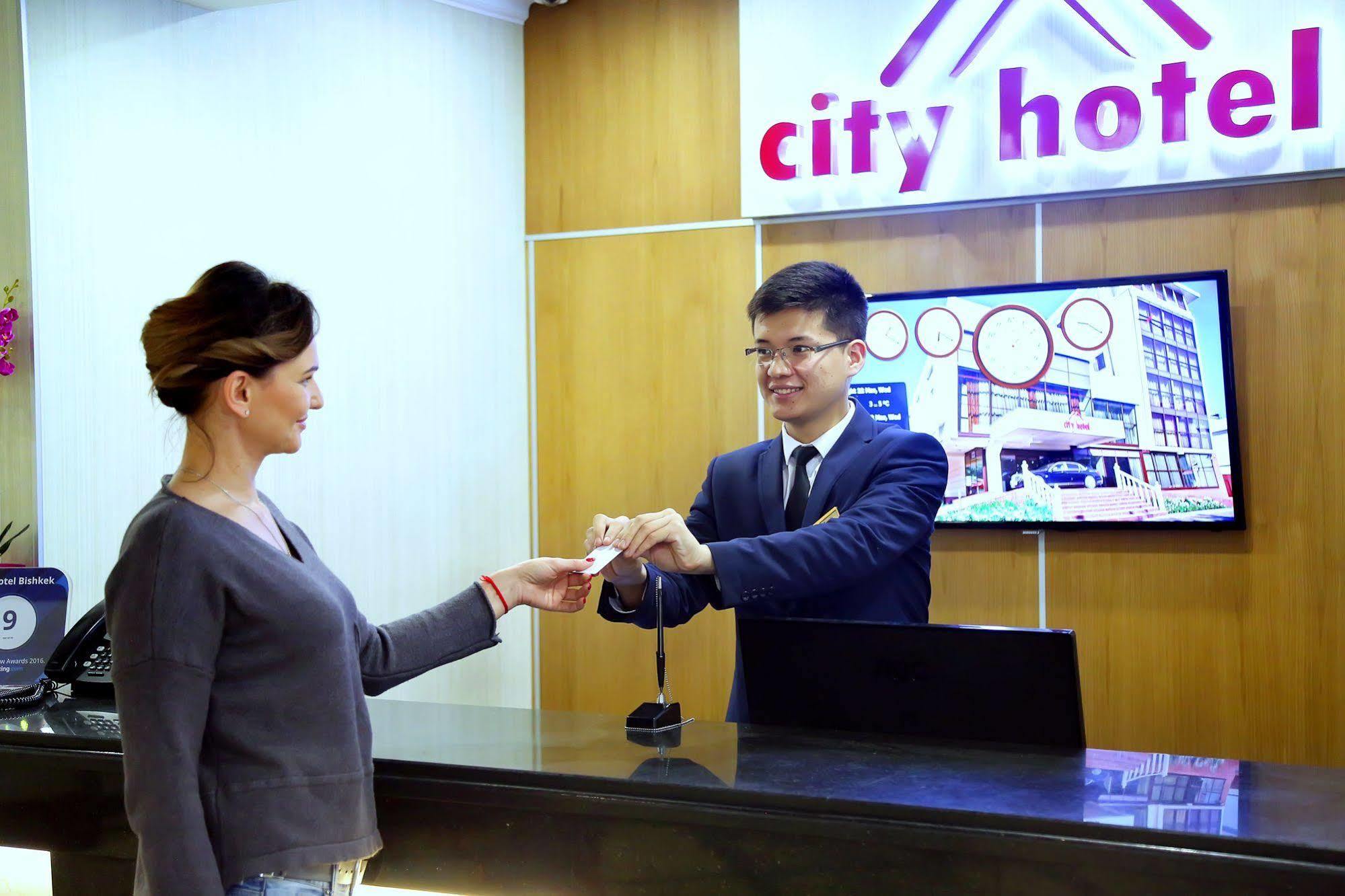 City Hotel בישקק מראה חיצוני תמונה