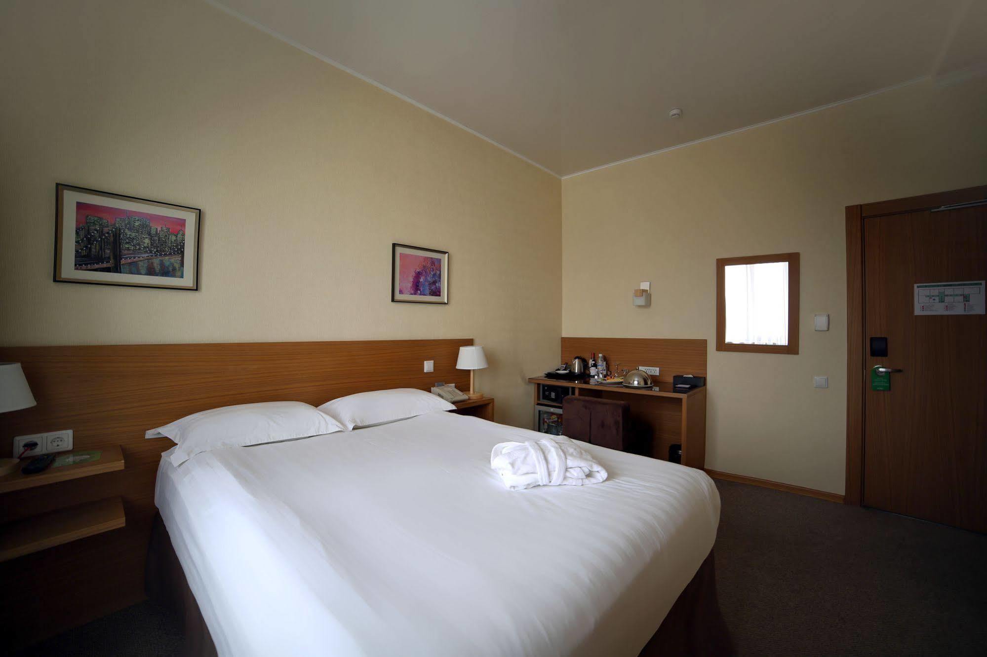 City Hotel בישקק מראה חיצוני תמונה