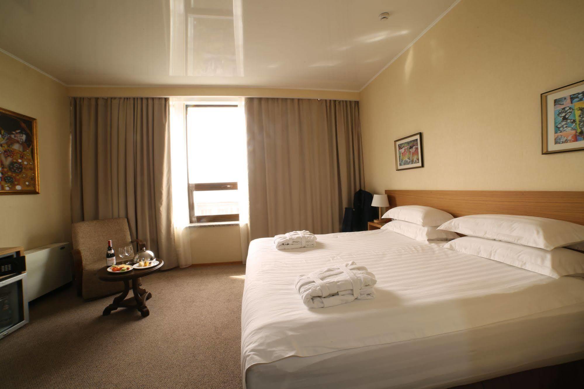 City Hotel בישקק מראה חיצוני תמונה