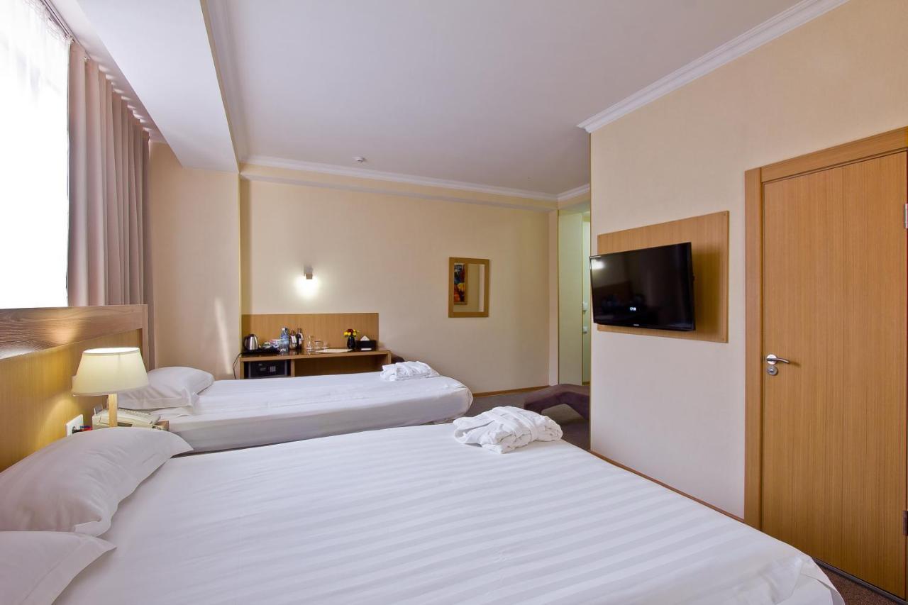 City Hotel בישקק מראה חיצוני תמונה